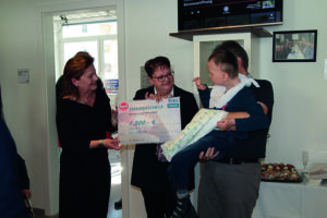 Menschengruppe bei Büro Neueröffnung mit freiraum-europa Team