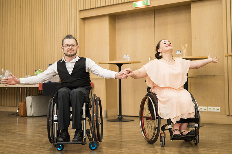 Tanzvorführung im Rollstuhl bei Hilfsgala Abend Linz