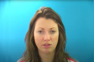 Frau auf grünem Hintergrund spricht zu Lipnet