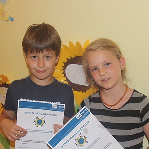 Zwei Kinder mit Dunkelgänger Diplom