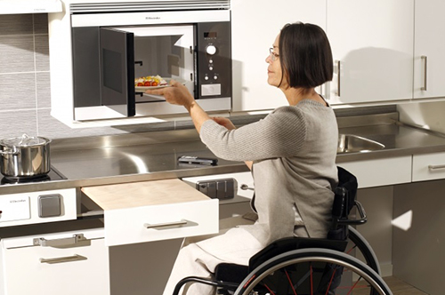 Frau im Rollstuhl bei Barrierefreier Küche