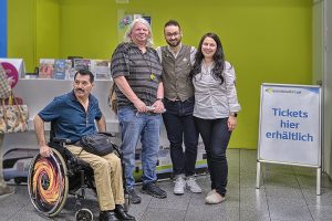 Bild: freiraum-europa übergibt den Mitarbeitern von der Westbahn am Bahnhof Linz die kostenlosen Funkhandsender