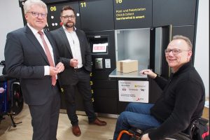 Bild: Bürgermeister von Linz Herr Luger vor der Paketabholstation