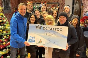 Bild: Scheckübergabe