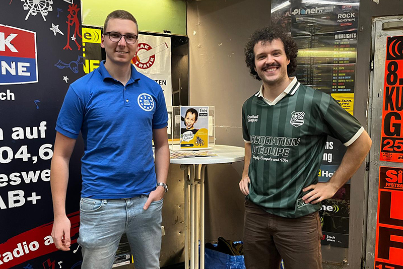 Bild: Christoph Gruber mit dem Musiker Marten