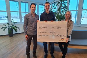 Bild: Scheckübergabe im Verteilerzentrum Enns von DM Austria an freiraum-europa