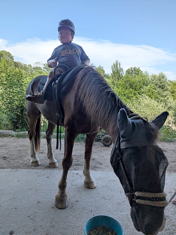 Bild: Mateo bei der Reittherapie